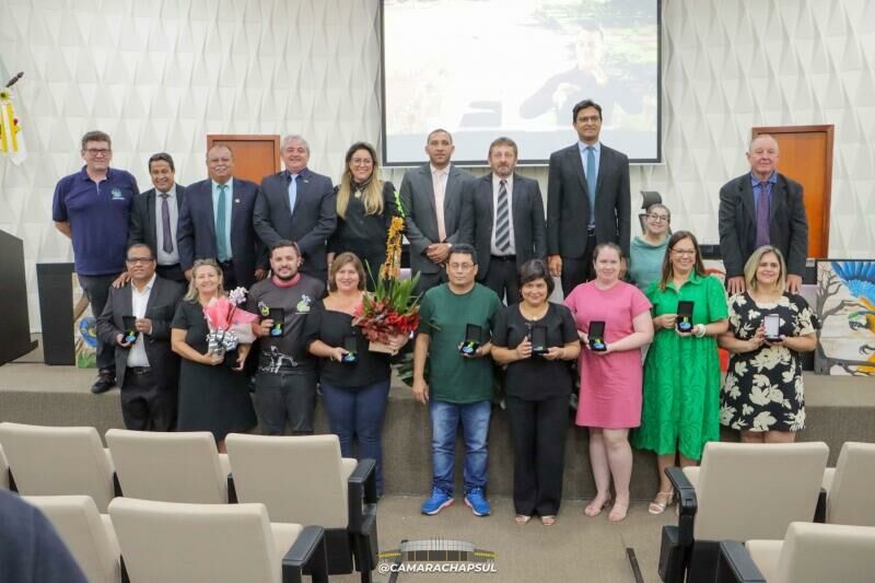 Imagem de compartilhamento para o artigo Professores ganham linda  homenagem na Câmara de Chapadão do Sul da MS Todo dia